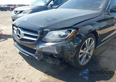 2016 Mercedes-Benz C 300 Luxury/Sport z USA, uszkodzony, nr VIN 55SWF4JB2GU157152